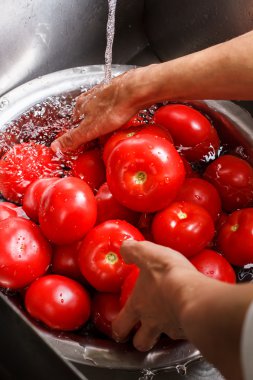 Domates havzasında ellerinizi yıkayın.