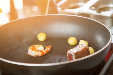 Siyah kızartma tavası karides.