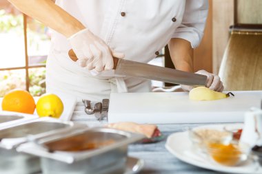 El bıçak kesim armut ile.