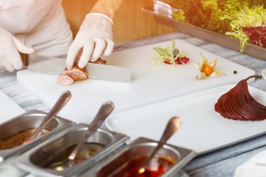 Pişmiş et bıçağı kesim.