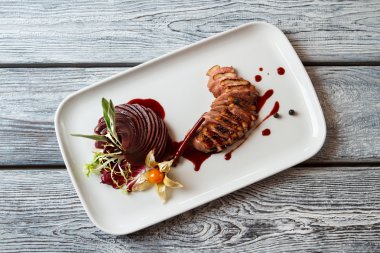 Tabak pişmiş et ile