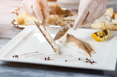 El tutma spatula ile balık.