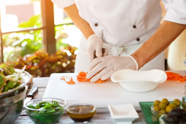 Mans mãos tocar peixe cru . — Fotografia de Stock