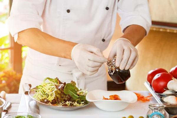 Manos pone cuchara en frasco . — Foto de Stock