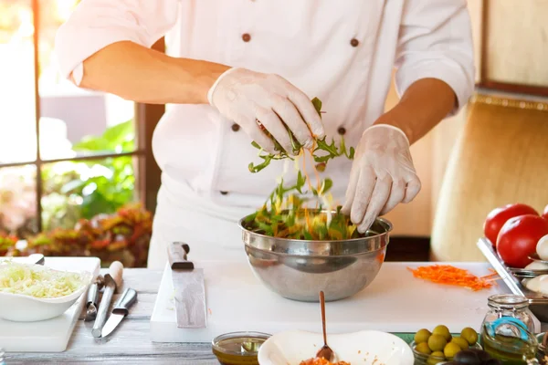 Manos masculinas haciendo ensalada . — Foto de Stock