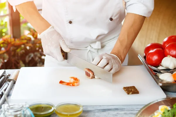 Mano con cuchillo corta carne . — Foto de Stock