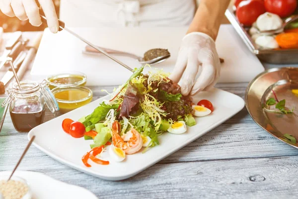 Mãos com faca fazer salada . — Fotografia de Stock