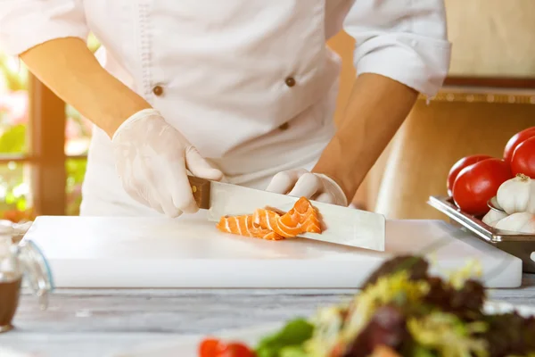 Mano con cuchillo corta pescado . — Foto de Stock