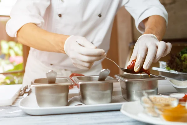 Mãos segurar colher e carne . — Fotografia de Stock