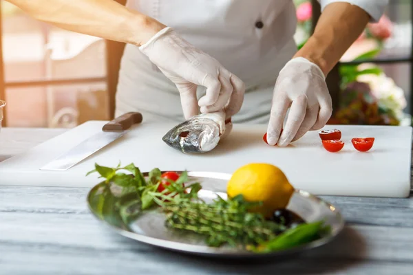 Mans mãos tocando peixe cru . — Fotografia de Stock