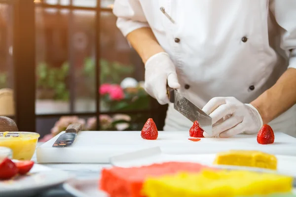 Hand med kniv skära jordgubbe. — Stockfoto