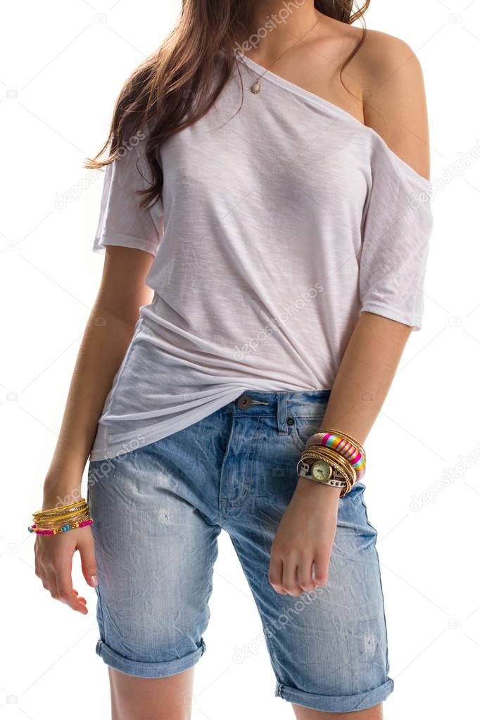 Lady usa pantalones cortos largos de mezclilla — Foto de stock