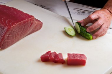 Bir salatalık bıçak kesiyor.