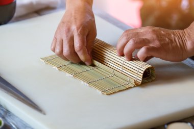 Bambu hasır erkek ellerini dokunma.