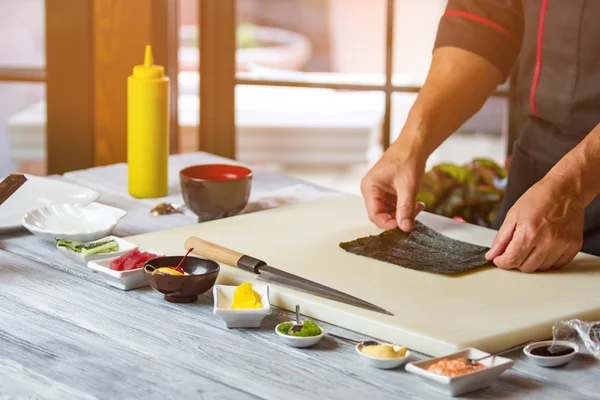 Mans handen touch nori blad. — Stockfoto