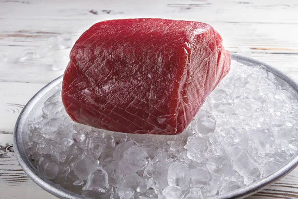 Carne de pescado cruda sobre hielo . — Foto de Stock