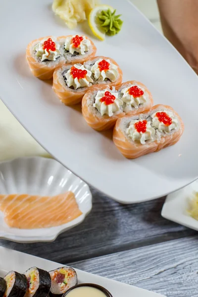 Sushi y wasabi con limón . — Foto de Stock