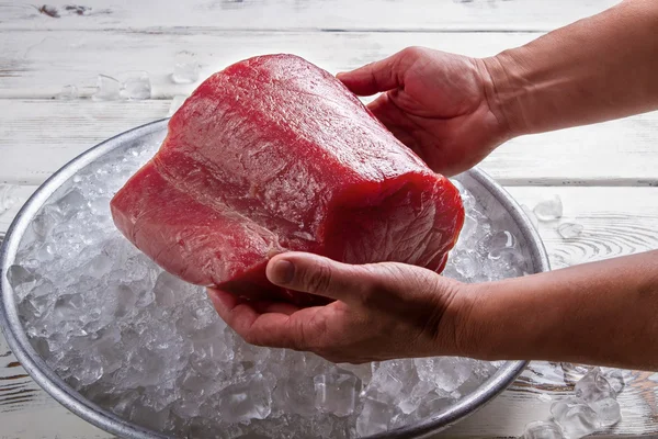 Le mani maschili tengono la carne di pesce . — Foto Stock