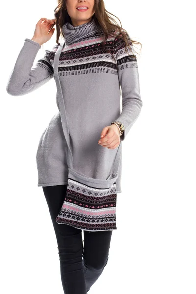 Lady in pullover loopt. — Stockfoto