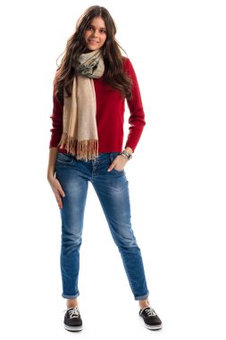 Kadın kazak ve eşarp takıyor.