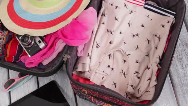 Kläder fyllningar resväska upp. — Stockvideo