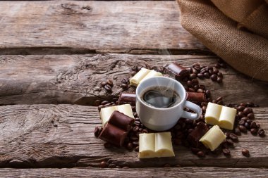 Bir fincan dumanı üstünde kahve..