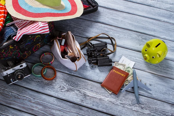 Fernglas und Koffer mit Kleidung. — Stockfoto