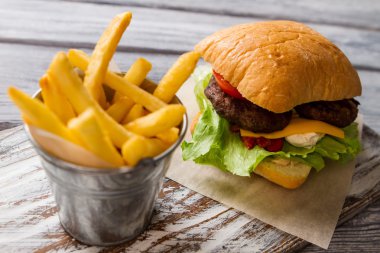 hamburger ve patates kızartması.