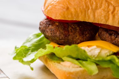 marul yaprakları ile Burger.