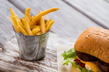 Kova hamburger ve patates kızartması ile.