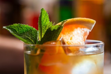 Greyfurt dilim ile iç.