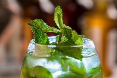Cam içki ile nane.