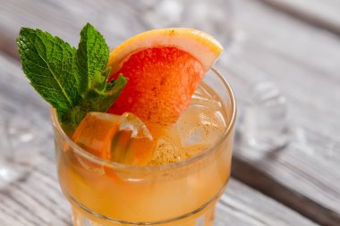 İçecek turuncu renk.