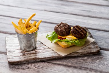 Patates kızartması ekmek dilimi yakınındaki.