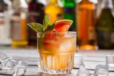 Turuncu buzlu içecek.