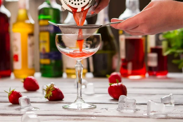 Red cocktail pours through sieve. — Stock Photo, Image