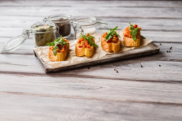 Tostadas con verduras y hierbas . — Foto de Stock