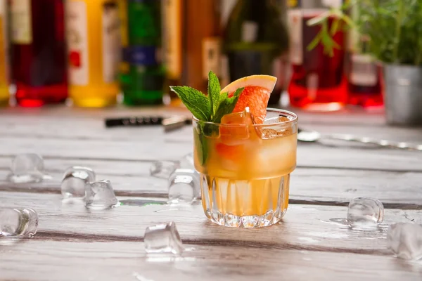 Cocktail orange en verre . — Photo
