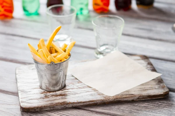 Batatas fritas em balde pequeno . — Fotografia de Stock