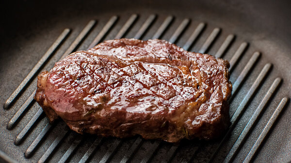 Мясо на сковороде
.