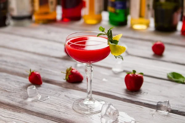 Cocktail rouge vif en verre . — Photo