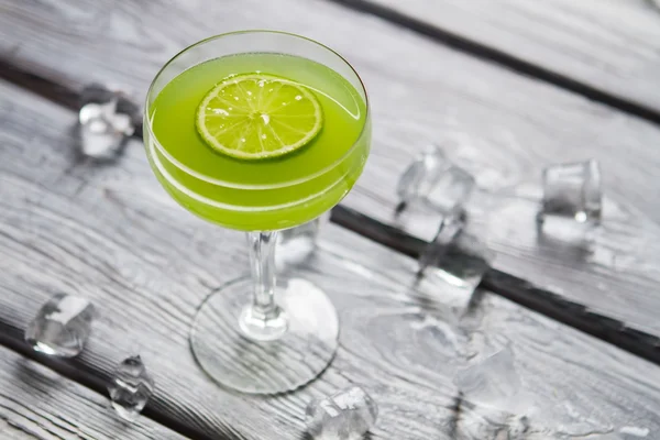 Bebida verde con rodaja de lima . —  Fotos de Stock