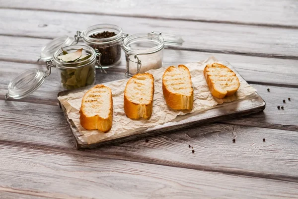 Scheiben gegrilltes Baguette. — Stockfoto