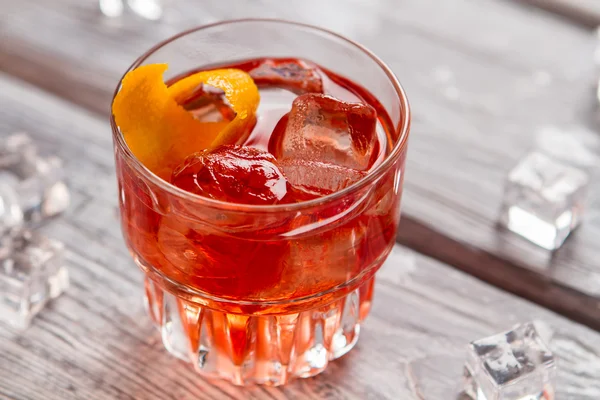 暗いオレンジ色の飲み物とグラス. — ストック写真