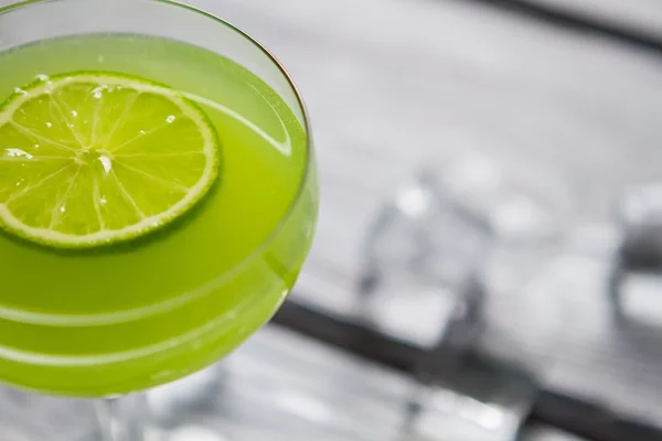 Vaso con bebida verde . —  Fotos de Stock