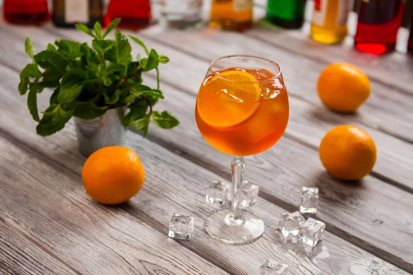 Bicchiere da vino con cocktail di arance . — Foto Stock