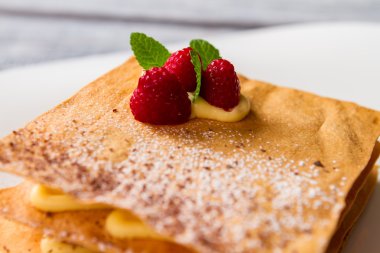 Nane yaprakları ile Pasta.