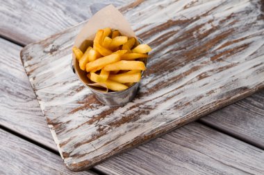 Bir kova kızarmış patates.