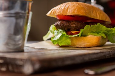 Marul yaprakları hamburger.