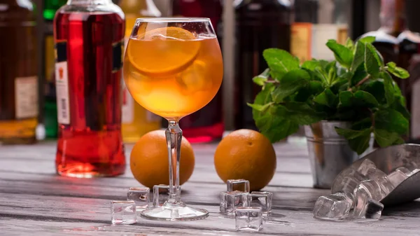 Boisson à l'orange en verre à vin . — Photo